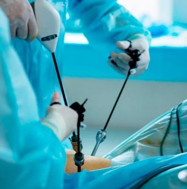 ¿Qué médico realiza cirugía mínimamente invasiva?