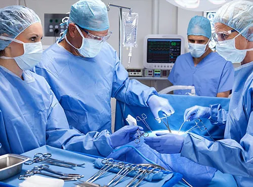 ¿Qué médico trata complicaciones abdominales?