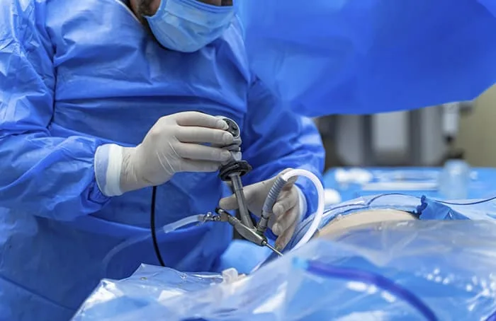 ¿Qué médico trata problemas gástricos quirúrgicos?